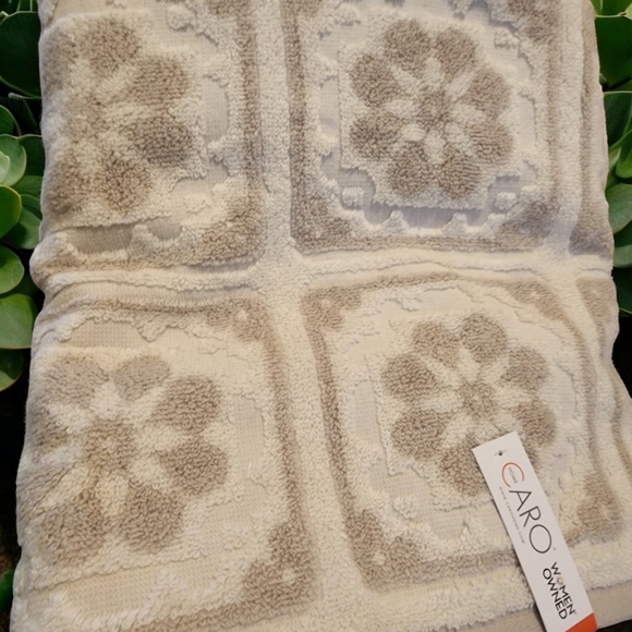 Caro Set of 2 Bath Towels Cream Beige White Medallions Abstract Orko Tex Plush - Picture 1 of 4